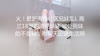 好嫩的小穴  看着就像操