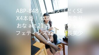 窗外偷拍大奶子胖妹洗澡被发现了用洗澡毛巾打我,问谁在这里