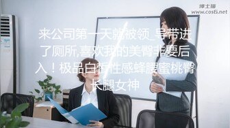 洗浴会所保安躲藏在排气扇通风口附近手持偷拍女浴客洗澡貌似有几个身材还可以