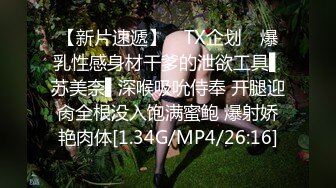 美女露天吃鸡 快点射吧 年轻人怎么刺激怎么来 晚上跑老居民区弄堂吃棒棒