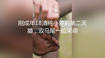 商城跟随抄底美女 齐逼包臀裙 居然还是真空无内 逼毛超长 旁边还带着这么大小男孩