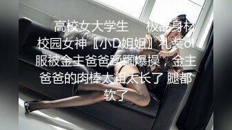 极品厕拍！美女如云服装城坑神逼脸同框偸拍数位漂亮小姐姐方便，亮点多多，颜值小妹干燥使劲拉面目狰狞最后用手抠出来 (3)