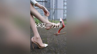 发现个绝佳位置夜晚冒着风险窗户缝中偸拍邻居艺校上学的小美女胸部发育的真好阴毛性感诱人