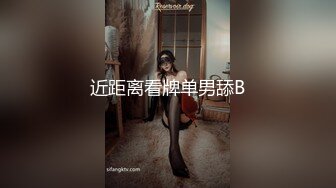 高颜值性感美妖TS洛洛 维修工人上门检修，背着工人偷偷掏出妖棒，大屌饥渴啊，边注意边自慰，刺激呐！