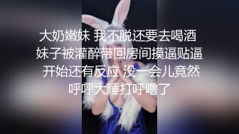 长相甜美的妹妹穿银色睡衣，聊聊性事男友