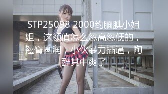 古铜色东方小美女和东欧白嫩美女一起玩3P同时玩大肉棒阴道插着吃逼