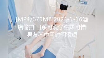 穿着角色扮演的火辣小 Ria 久留美 躺在你身上咧着嘴笑。