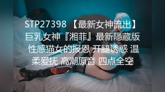 原来穿连体衣的小媳妇是这么上厕所的 拉便便不忘给老公打电话