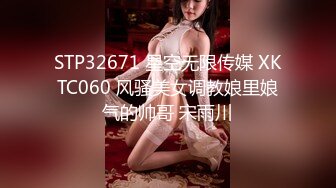 熟女控小夥勾搭美艳40多岁小姑姑，大白天从厨房干到餐桌，再干到阳台，窗帘也不拉，对面看光光