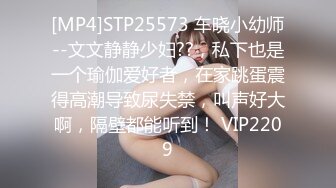 魔手外购厕拍全景！美女如云商场手持镜头偸拍超多都市漂亮小姐姐方便，脸逼同框亮点多，花臂潮女无毛尿量好充足 (2)