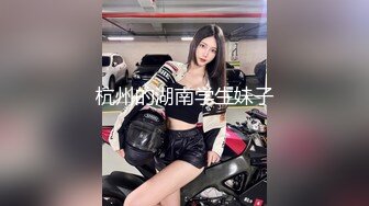 娇小可爱眼镜妹