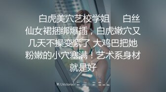 小可爱去公厕尿尿时被两个小混混强暴