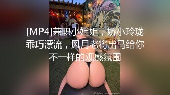 酒店摄像头偷拍小哥和好友一块3P个颜值和身材都不错的美女一边干一边开着手电照