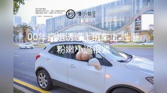 翘乳娇娘跟别人发信息时偷袭！