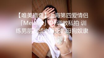 与陌生男模拍摄写真,见到对方健硕的身体,忍不住把手伸向对方