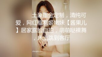 【良家小夫妻被窝里的那点儿事】小孕妇大半夜被喊醒啪啪，这灯光打得很完美，超级粉嫩的鲍鱼好干净，时不时用棉签擦拭提取分泌物这是要干什么