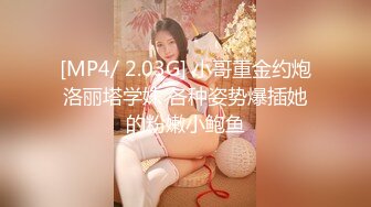 淫妻坐在单男上面，有节奏地上下晃动，胸前还用写上“婊子”！