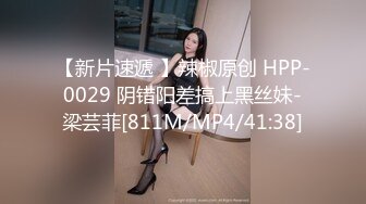 夜市女厕超级靓女怕你看不清楚她的逼特意扒开给你看看清楚