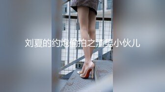 变态屌丝男躲在公园女厕尾随偷窥美女尿尿捡起人家刚换下的姨妈巾研究一番