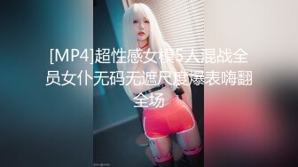 短发人妻母狗少妇，束缚着骚奶子让大哥后入草屁股