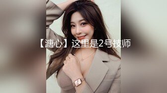 窗外偷拍邻居家眼镜妹洗澡,脱光衣服坐在马桶上玩手机,反正她眼睛高度近视,也不怕她发现