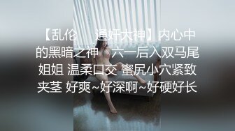 偷偷隔着门录下女友洗澡，她一无所知的继续搓洗头发，压根没发现我在拍她！