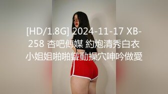 商场内衣店，美女挑选内衣试穿，我悄悄移步到她隔壁，紧张刺激地拍摄她试衣