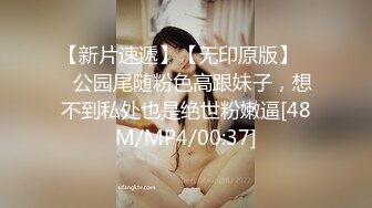 丰满巨乳妹子在公厕玩剧情，偶遇男子直接开干趴下深喉大屌撅起屁股后入啪啪