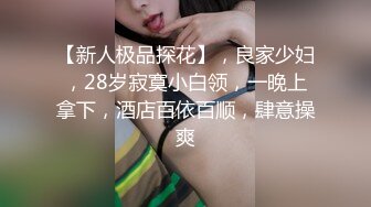 ❤️❤️女友浴室洗骚逼，男友跑过来蹲着舔逼，搞的好想要，坐在马桶上玩震动棒，小舌头舔JB，口活很棒