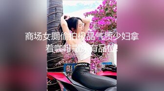 偷窥隔壁眼镜美眉洗香香 妹子洗澡戴着眼镜不说还戴个口罩 奇葩 奶子是真的大