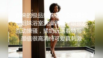 中年妇女的诱惑，全程露脸开档黑丝高跟情趣，听狼友指挥展示揉奶玩逼，逼毛性感淫水多多，道具玩弄阴蒂真骚