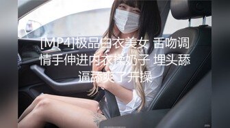 22.【自摸】淫妻身着情趣连体白蕾丝自摸小穴