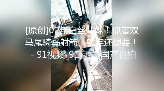 骚妈妈带着大女儿一起直播大秀，全程露脸黑丝情趣连奶子上的纹身都一样，性感的玫瑰花，玩奶舔逼道具摩擦