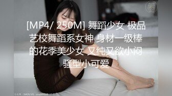 超性感可爱美女商场购物买衣 竟然不穿内内 还掀起裙子让人看 身材超棒！