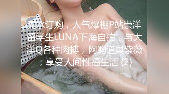 漂亮美少妇一边玩手机一边尿尿 下面有点黑 真的是人美B遭罪