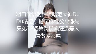 抱着熊娃娃睡觉的清纯妹子与男友