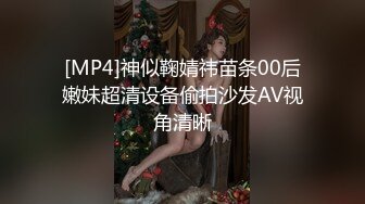 美女被2个朋友故意带到KTV包房挑战刺激啪轮流操