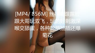 吊奶女友非要在洗手间让我后入她边玩自拍