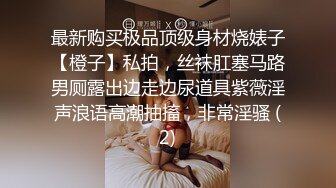 颜值很高的萝莉小美女露脸诱惑狼友，跟小哥哥发骚，鸡巴上倒上草莓酸奶口交，无毛白虎逼道具抽插舔逼舔菊花