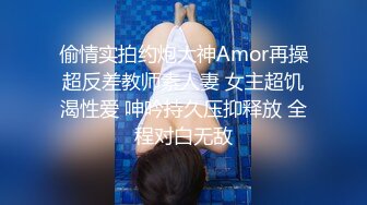 韩国厕拍大神潜入商场女厕偷拍  服务员和顾客尿尿卖场牛仔短裤美女毛不多逼还挺嫩的