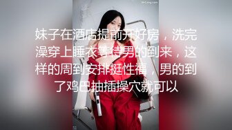 漂亮短发妹子诱人肥逼浴室洗完澡道具自慰，毛毛浓密掰穴特写，震动棒假屌双管齐下，上位骑乘抽插高潮出白浆