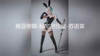 高筒皮靴长发美女尿尿像洒水壶一般