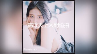 KTV厕所偷拍喝醉的美女趴在马桶上吐✿来个捡尸的屌丝男把她内裤脱了想上她