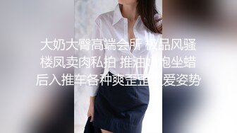 澡堂子偷拍美少妇后面抬起腿能看到B❤️洗澡的时候撅起来尿尿