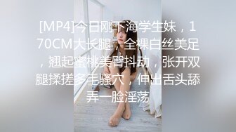 高挑妩媚女郎真是性爱狂野啊嘴和鼻子埋屁股里就是舔双鸡巴插后门拳头都捅到菊花里太狠了