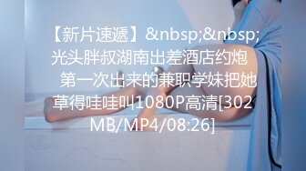 火辣性感风CD小薰 时尚打扮出街露出，大鸡巴硬起来挂在牛仔裤外面 这种露出方式好刺激呀，回到走廊夹腿高潮！！